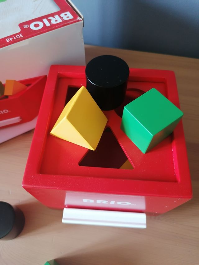 BRIO. Caja de clasificar formas. Color Rojo.