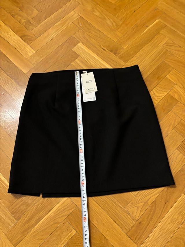 Falda mango de la talla L con detalle fruncido