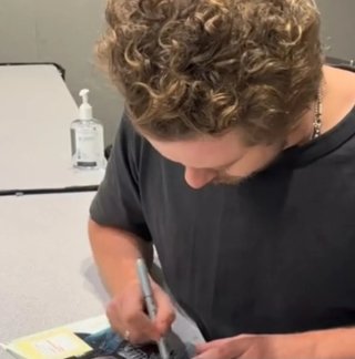 Joseph quinn signed autograph eddie