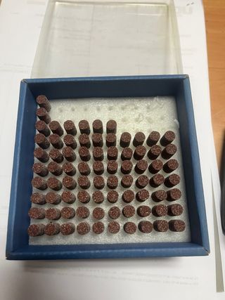 Brocas de pedra castanhas