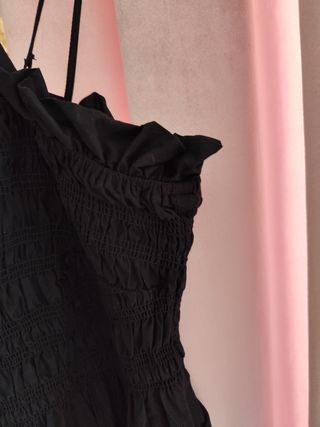 Vestido negro nido de abeja.