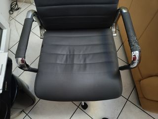 Scrivania e Sedia Ufficio