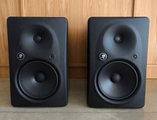 2x Mackie HR824mk2