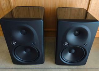 2x Mackie HR824mk2