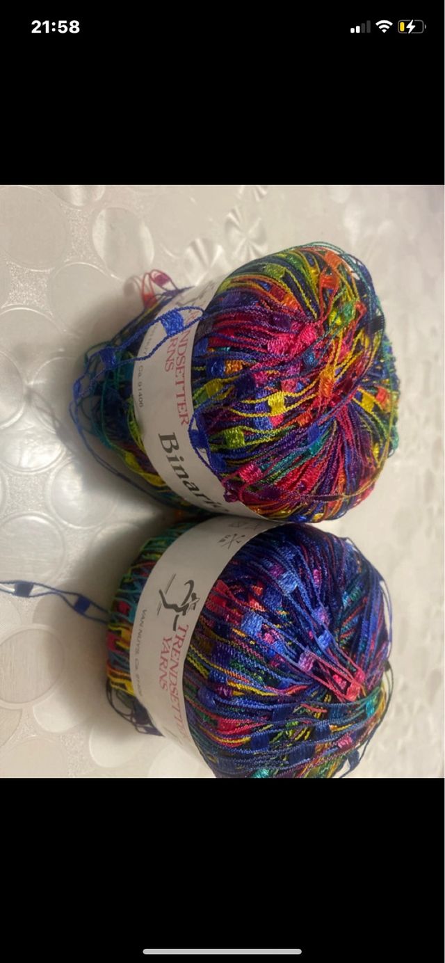 Due gomitoli di filato binario nuovo