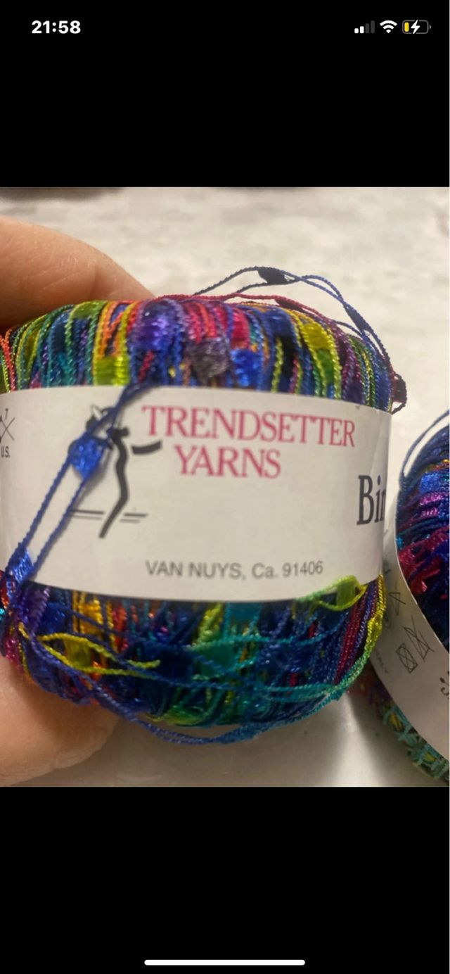 Due gomitoli di filato binario nuovo