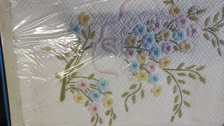 Set copriletto e lenzuola ricamati