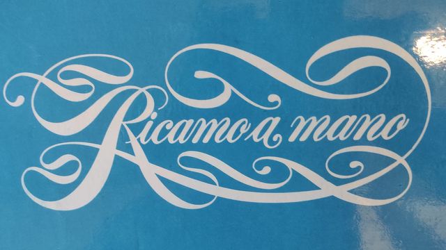 Set copriletto e lenzuola ricamati