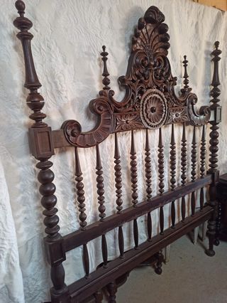 Cama impresionante de madera tallada