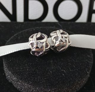 Par de Charms Bolas Enredaderas Infinitas.