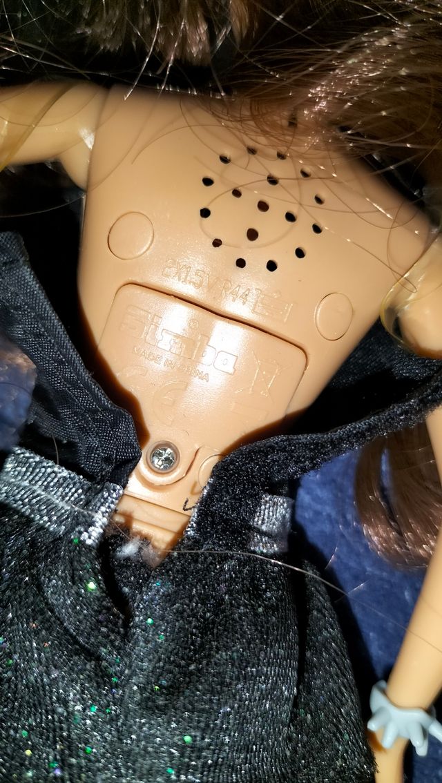 Muñeca "chica vampiro" cantarina