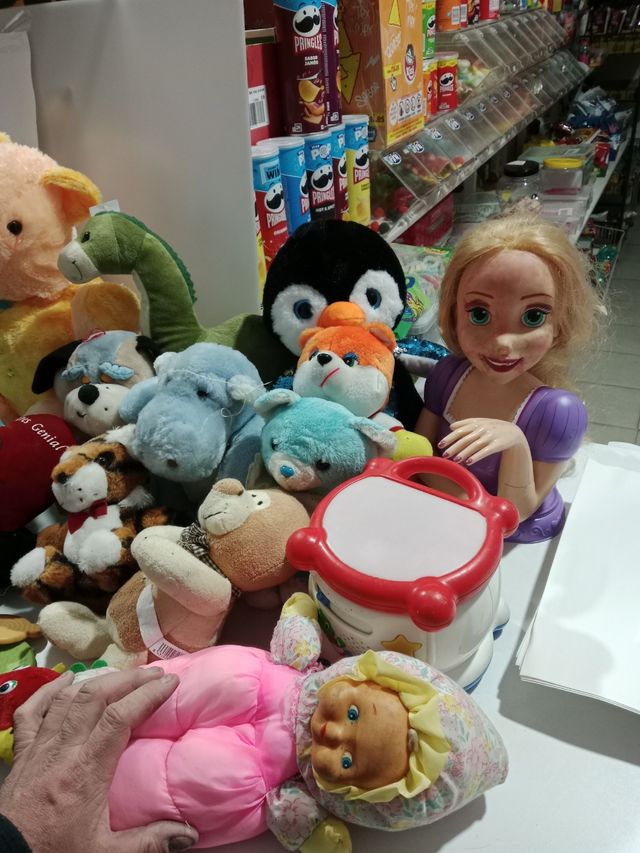 Un sacco di peluche e bambole? E molto altro