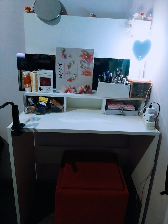 Mesa de maquillaje, puede incluir espejo