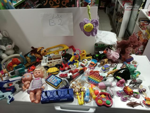 Un sacco di bambole e animali di peluche e altro ancora