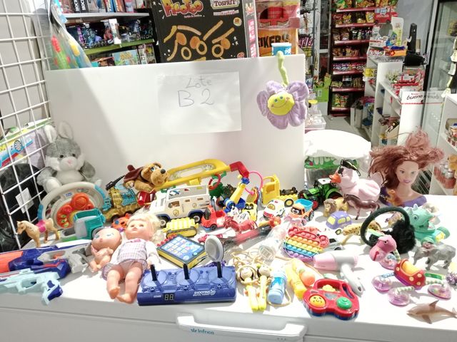 Un sacco di bambole e animali di peluche e altro ancora