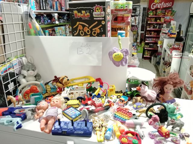 Un sacco di bambole e animali di peluche e altro ancora