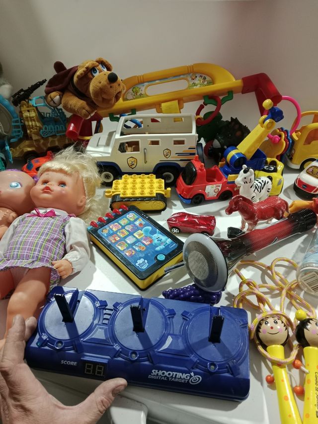 Un sacco di bambole e animali di peluche e altro ancora