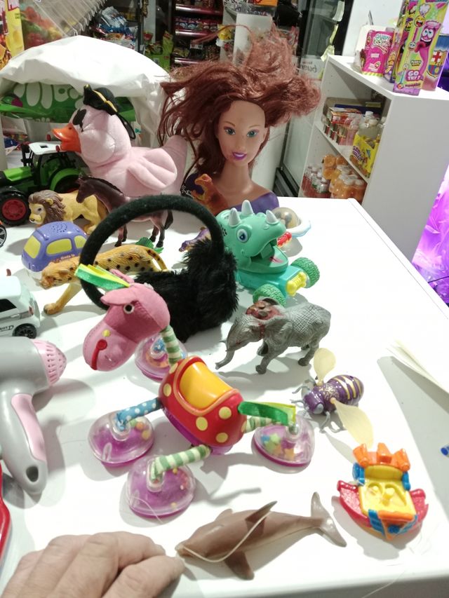 Un sacco di bambole e animali di peluche e altro ancora