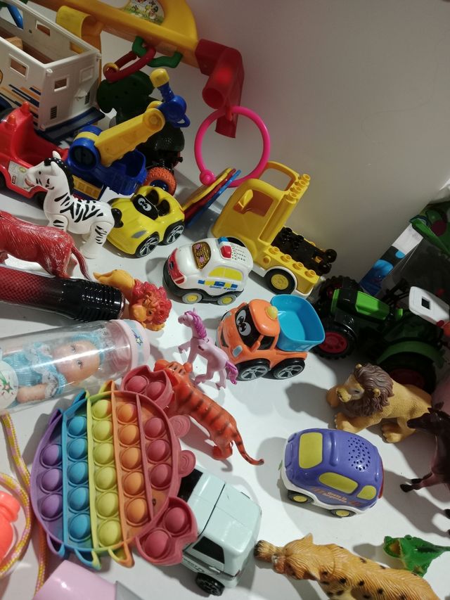 Un sacco di bambole e animali di peluche e altro ancora