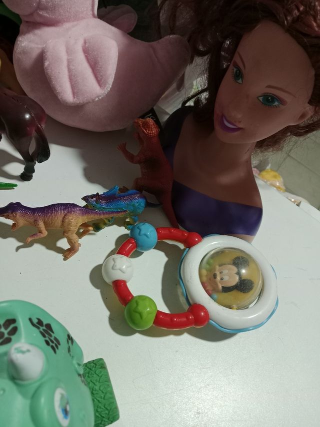 Un sacco di bambole e animali di peluche e altro ancora