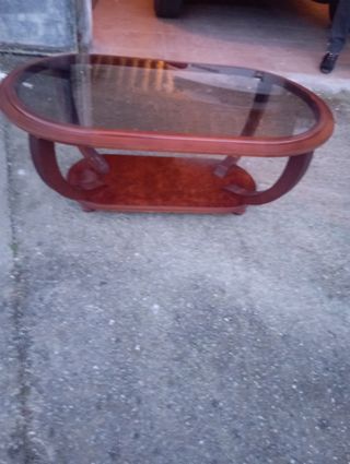 Mesa salón  de cristal y madera noble.