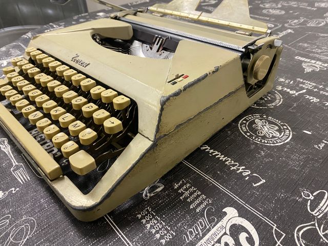 Macchina scrivere Everest vintage