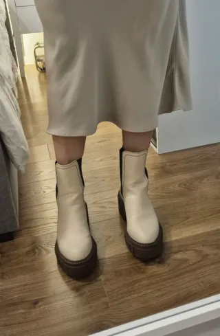 Botas Stradivarius beige y negra. 38