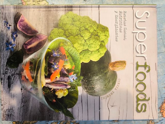 Superfoods: Recetas sanas, nutritivas y energizantes (Spanish Edition)