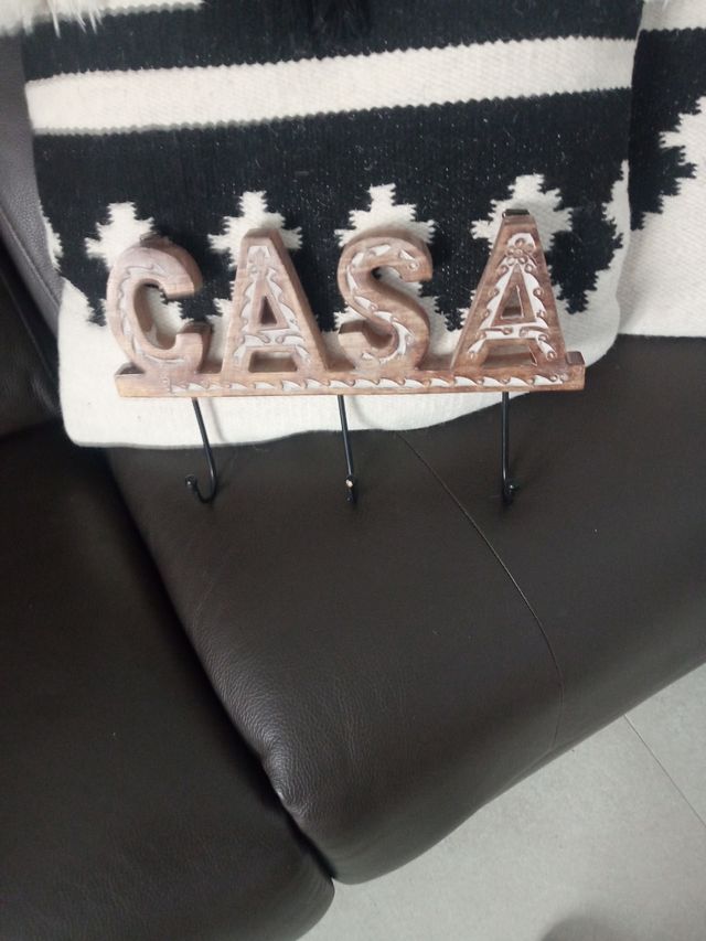 Percha de madera y metal hecha a mano