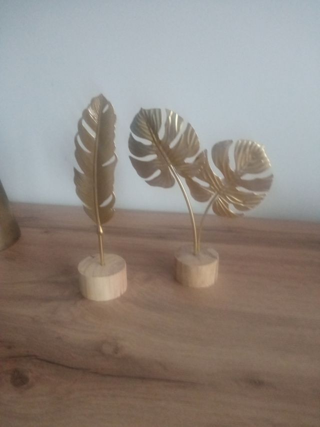 Adornos dorados con peana de madera