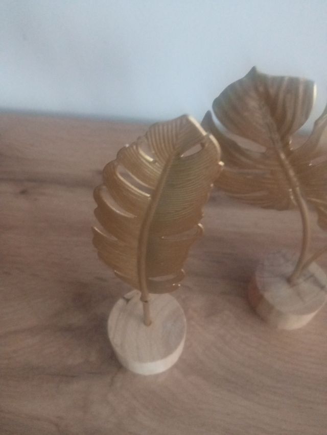 Adornos dorados con peana de madera