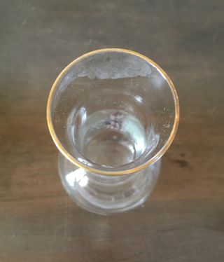 Vasetto di vetro con decorazione rosa