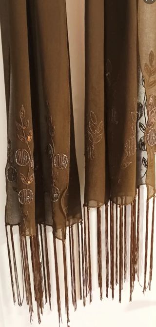 Chal de fiesta marrón con flecos