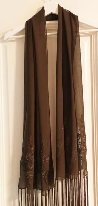 Chal de fiesta marrón con flecos
