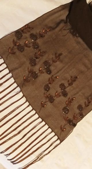 Chal de fiesta marrón con flecos