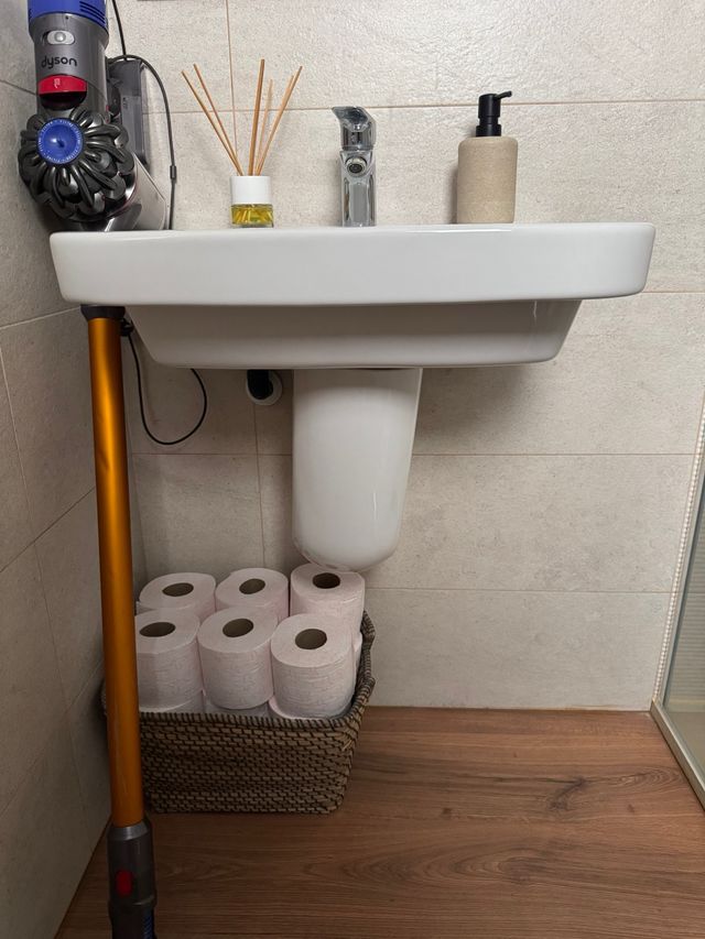 Lavabo en pedestal con grifo