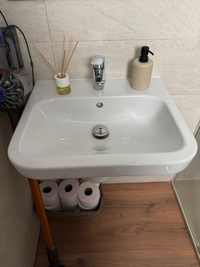 Lavabo en pedestal con grifo