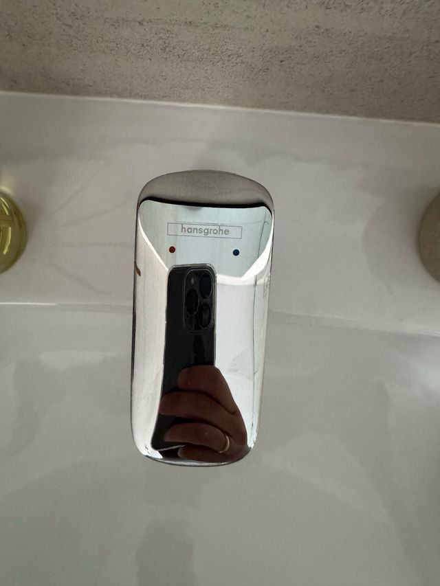 Lavabo en pedestal con grifo