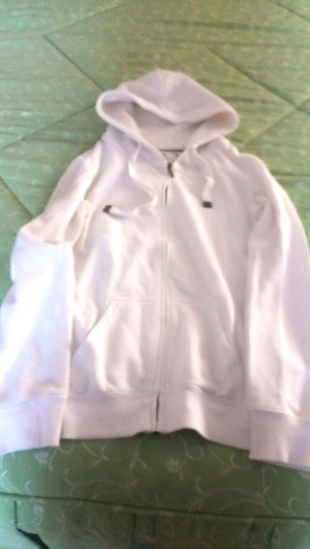 Bershka: felpa con cappuccio bianca.