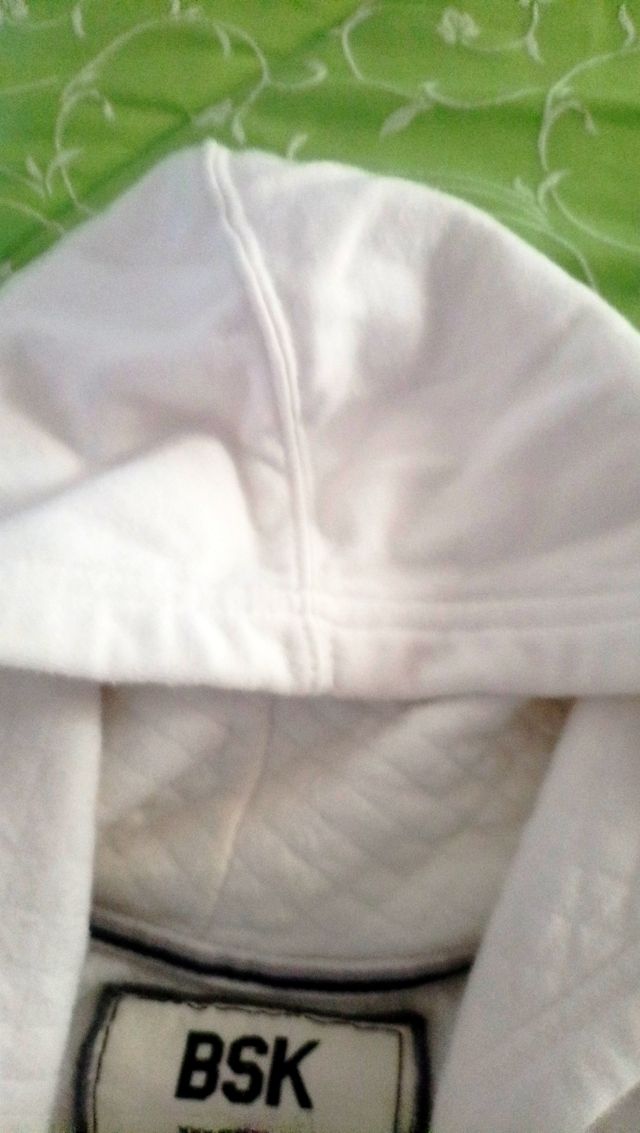 Bershka: felpa con cappuccio bianca.