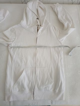 Bershka: Sudadera blanca con capucha.