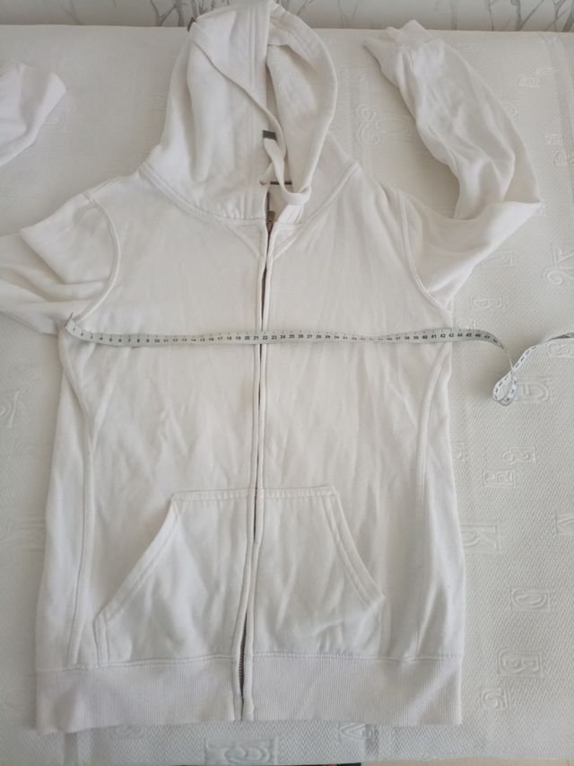Bershka: felpa con cappuccio bianca.