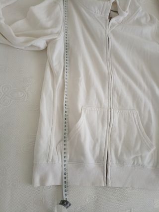 Bershka: Sudadera blanca con capucha.