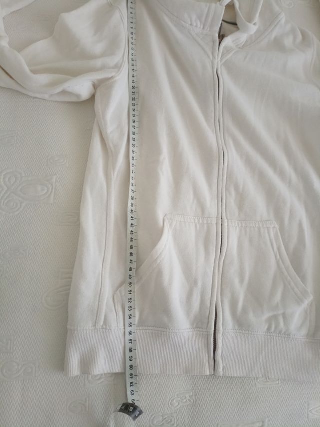 Bershka: felpa con cappuccio bianca.