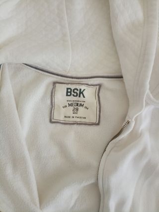 Bershka: Sudadera blanca con capucha.