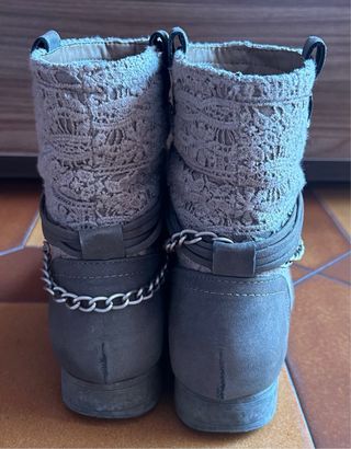 Botines marrones.