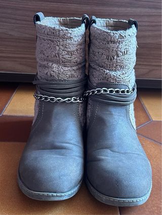 Botines marrones.