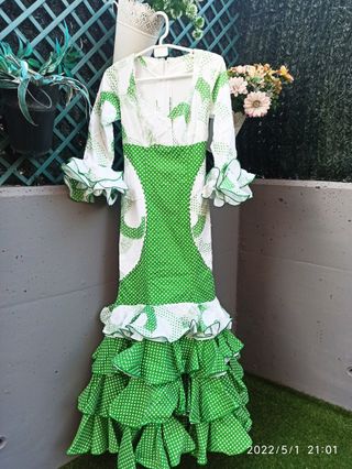 Precioso TRAJE de FLAMENCA con LUNARES.