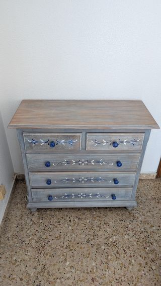 Cómoda de madera pintada a mano