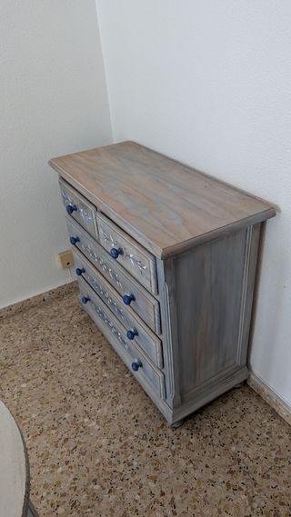 Cómoda de madera pintada a mano